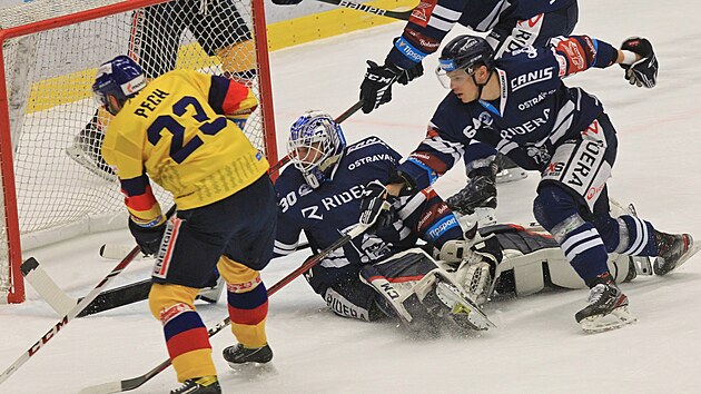 Hokejov extraliga, 28. kolo, Vtkovice - esk Budjovice. Brank Vtkovic Ale Stezka, jeho spoluhr Patrik Koch, a Luk Pech z eskch Budjovic, kter dv druh gl Budjovic.