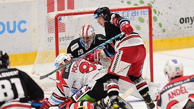 Utkn 28. kola hokejov extraligy: HC Olomouc - HC Dynamo Pardubice. Oemetn situace ped brankou Olomouce