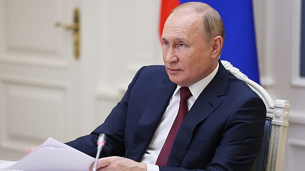 Ruský prezident Vladimir Putin na investičním fóru varoval NATO před překročením „červené čáry“ na Ukrajině. (30. listopadu 2021)
