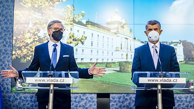Petr Fiala a Andrej Babi vystoupili na tiskov konferenci na podporu projektu Naokujme milion lid posilujc dvkou. (30. listopadu 2021)