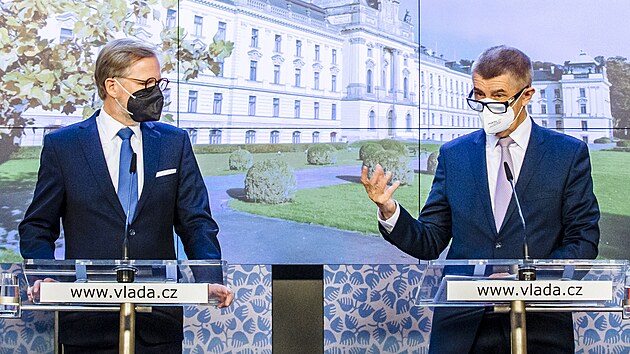 Petr Fiala a Andrej Babiš vystoupili na tiskové konferenci na podporu projektu Naočkujme milion lidí posilující dávkou. (30. listopadu 2021)