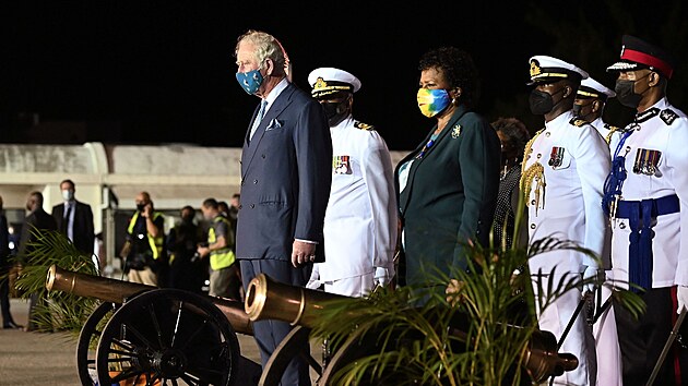 Karibský ostrov Barbados se stal republikou. Britskou královnu Alžbětu II. v roli hlavy státu nahradila Sandra Masonová coby vůbec první prezidentka země, kterou si Barbadosané zvolili minulý měsíc. Inauguraci přihlížel i princ Charles. (29. listopadu 2021)