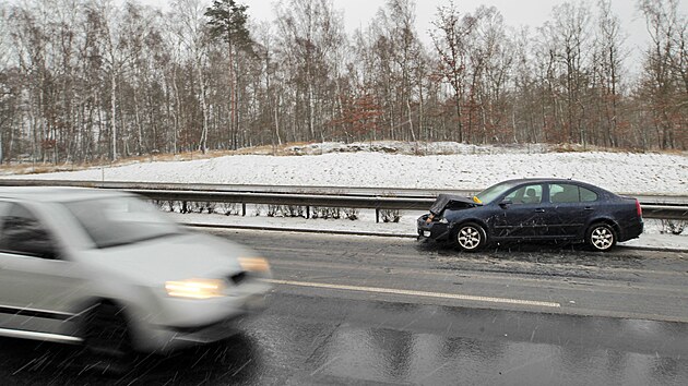 Sníh působil komplikace v dopravě. Nehoda osobního automobilu se stala na dálnici D6 v katastru obce Hory. (30. listopadu 2021)