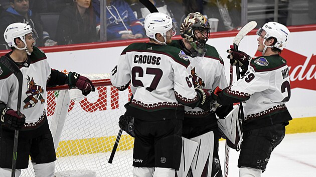 Arizonsk brank Karel Vejmelka pijm gratulace spoluhr k vychytan nule v duelu s Winnipegem. Jeho prvn v NHL.