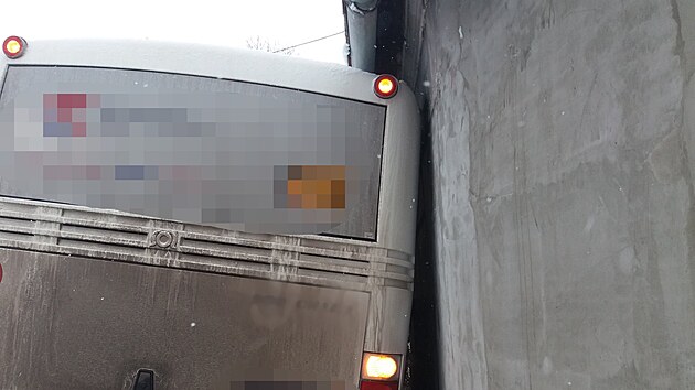 V Hajnici na Trutnovsku havaroval linkový autobus, skončil opřený o zeď domu (30. 11. 2021).