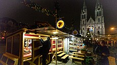 Zavírání Vánočních trhů na Náměstí míru v Praze. (28. listopadu 2021)