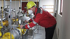 Tomá Vacek ze spolenosti EG.D pedstavuje místnost pro technologie, kde jsou...