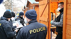 Zimní farmářské trhy v Mostě probíhají pod dohledem policistů a hygieniků.
