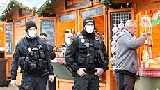 ‚Vzdorující‘ trhy v Mostě navštívila hygiena i policie. Řeší desítky porušení vládních nařízení