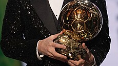 Ruce Lionela Messiho drží Zlatý míč pro nejlepšího fotbalisty planety za rok...