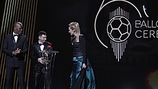 Lionel Messi na ceremoniálu v Paíi pebírá Zlatý mí pro nejlepího...
