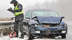 Sníh působil komplikace v dopravě. Nehoda osobního automobilu se stala na...