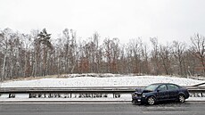 Sníh působil komplikace v dopravě. Nehoda osobního automobilu se stala na...