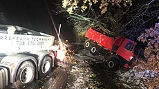 Pi nehod sjela do píkopu peváená Tatra 815.