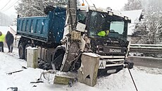 V Pkov na Náchodsku dopoledne narazilo nákladní auto do sloupu elektrického...