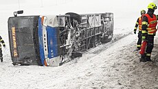 Nehoda autobusu na silnici mezi Bezvěrovem a Chudčí na Plzeňsku.