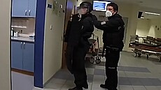 Policie ukázala video ze zásahu proti ozbrojenému muži v Benešově | na serveru Lidovky.cz | aktuální zprávy