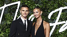 Romeo Beckham a Mia Reganová na Fashion Awards (Londýn, 29. listopadu 2021)