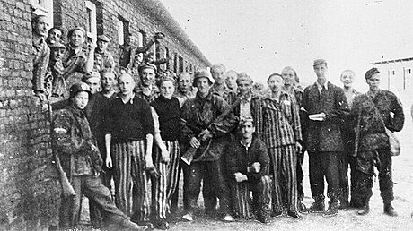 Vzni s vojáky praporu Zoka, který tábor v srpnu 1944 osvobodil.