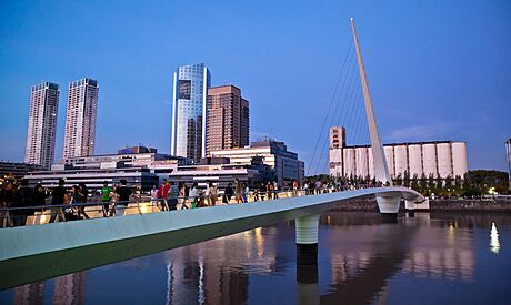 Most Puente de la Mujer v Puerto Madero, Buenos Aires, Argentina. (ilustraní...