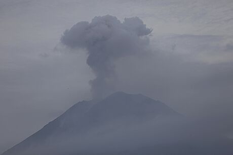 Nejvyí sopka Semeru na ostrov Jáva v Indonésii chrlila popel, spalující plyn...