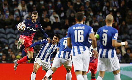 ime Vrsaljko (Atlético) si zpracovává balon v zápase s Portem.