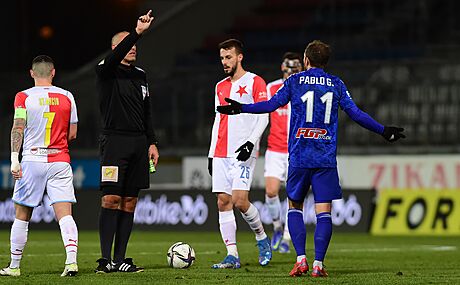 Olomoucký záloník Pablo Gonzáles se diví, sudí Miroslav Zelinka naizuje pímý...