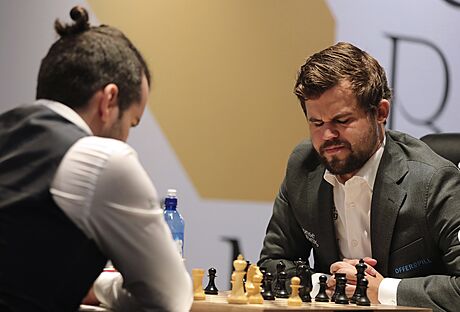 Jan Npomaij (vlevo) a Magnus Carlsen bhem souboje o achového mistra svta