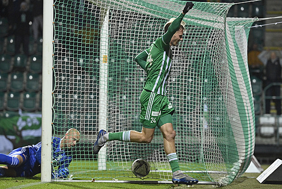 David Puká z Bohemians se raduje z gólu, vlevo branká Karviné Petr Bolek.