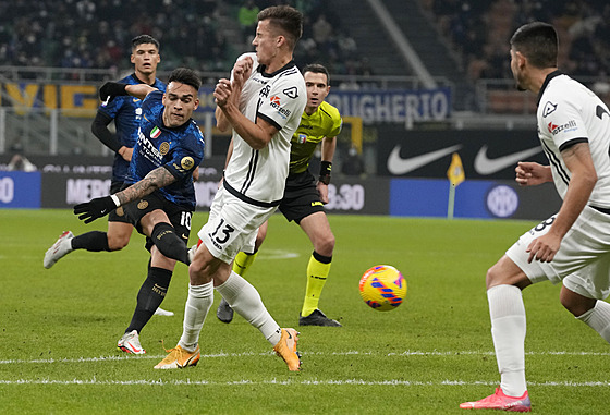 Lautaro Martínez z Interu Milán stílí v utkání proti Spezii.