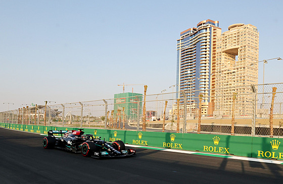 Lewis Hamilton pi tréninku na Velkou cenu Saudské Arábie.