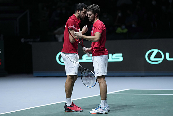 Mate Pavi (vlevo) a Nikola Mekti se domluvají v semifinále Davis Cupu.