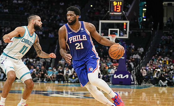 Joel Embiid (vpravo) z Philadelphie a Cody Martin z Charlotte.