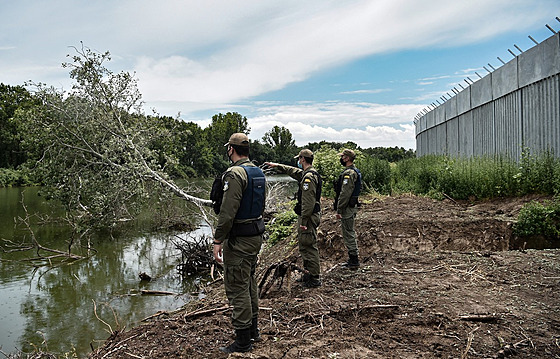 etí pohraniníci ped ocelovou bariérou u eky Marica (Evros) na hranici s...