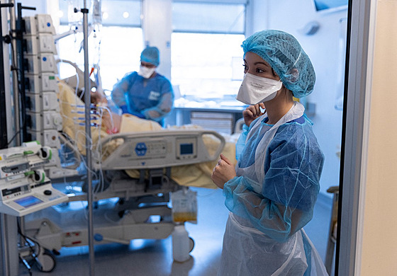 Zdravotní sestra na JIP v pařížské nemocnici Hôpital de la...