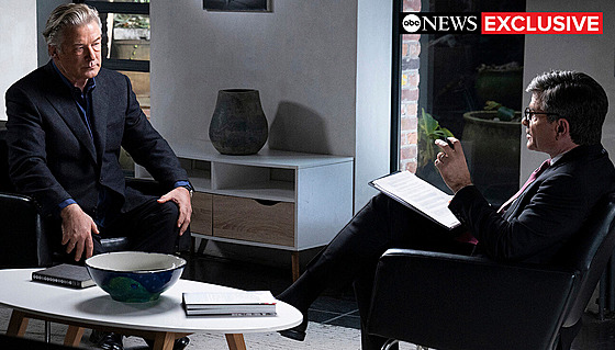 Herec Alec Baldwin (vlevo) v televizním rozhovoru pro stanici ABC (2. prosince...