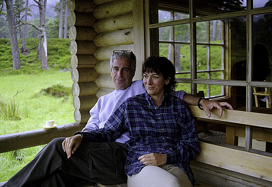 Britka Ghislaine Maxwellová a zesnulý finan�ník Jeffrey Epstein na archivním...