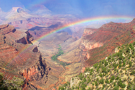 Monumentální prohlube Grand Canyon v USA stíháme po deti, s duhou a s...
