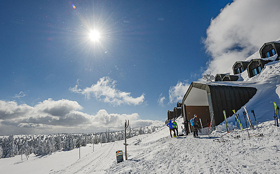Horská sluba varuje ped ledovkou a náledím, turisté by se mli vyhnout túrám po takzvané letní cest mezi chatou Výrovka (na snímku) a Památníkem obtem hor.