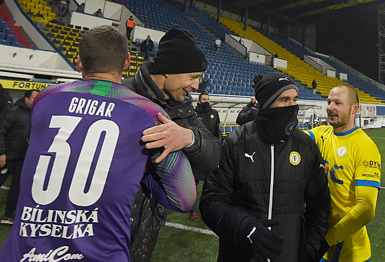 Teplický branká Tomá Grigar slaví výhru s trenérem Jiím Jaroíkem.