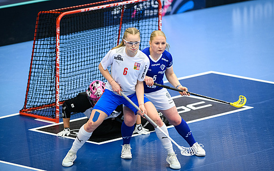 Pavlína Baová cloní ped finskou brankou v semifinále MS.