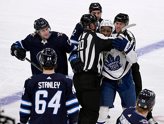 Wayne Simmonds v objetí rozhodích nkolik minut pe bitkou s Loganem Stanleym.