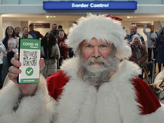 Santa Claus s covid pasem ve Vánoní reklam Tesco