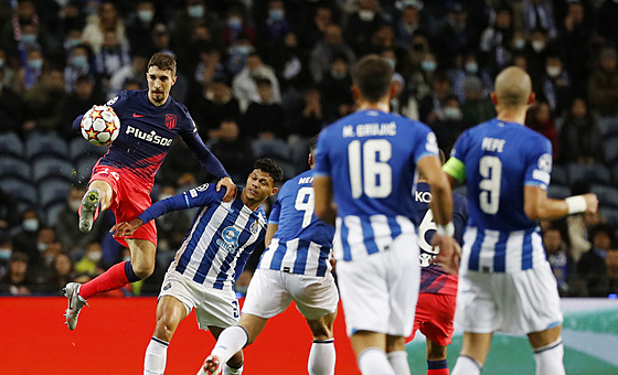 ime Vrsaljko (Atlético) si zpracovává balon v zápase s Portem.