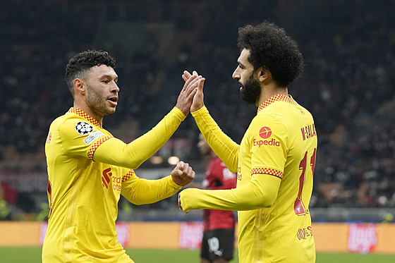 Alex Oxlade-Chamberlain (Liverpool) gratuluje ke gólu Mohamedu Salahovi.