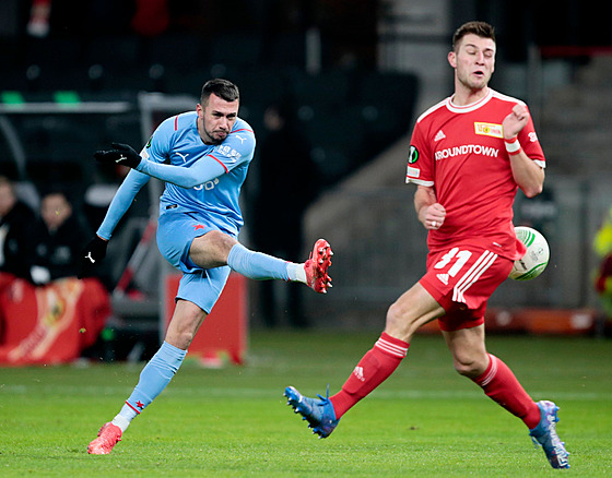 Ivan Schranz (Slavia) stílí v duelu s Unionem Berlín.