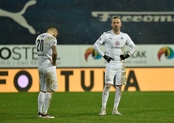 Zklamaní fotbalisté Slovácka Marek Havlík a Petr Reinberk bhem utkání s Plzní.