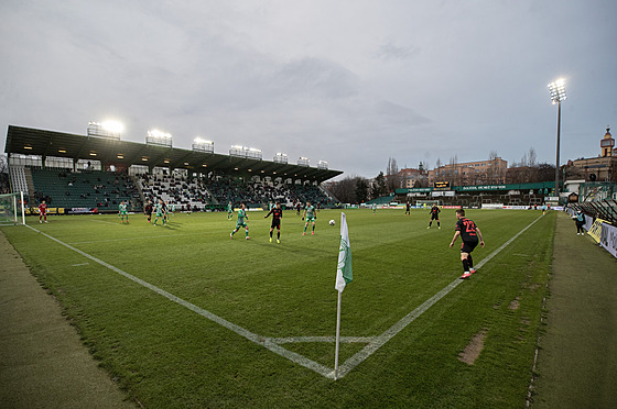 Pohled na trávník od rohového praporku bhem zápasu Bohemians proti Jablonci