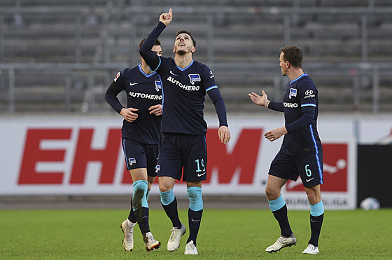 Fotbalisté Herthy slaví gól proti Stuttgartu.
