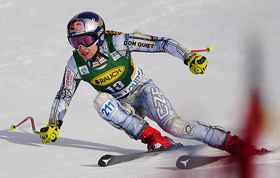 Ester Ledecká jede super-G v kanadském Lake Louise.